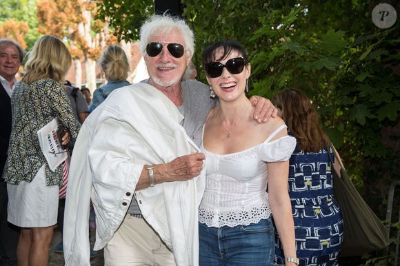 Malgré la souffrance que provoque ce douloureux constat, le chanteur a décidé de redorer son image lui-même en annonçant une grande tournée à venir. 

Hugues Aufray et Murielle Megevand assistant au 22e Foret Des Livres à Chanceaux-près-Loches, France, le 27 août 2017. Photo par Pascal Avenet/Abaca