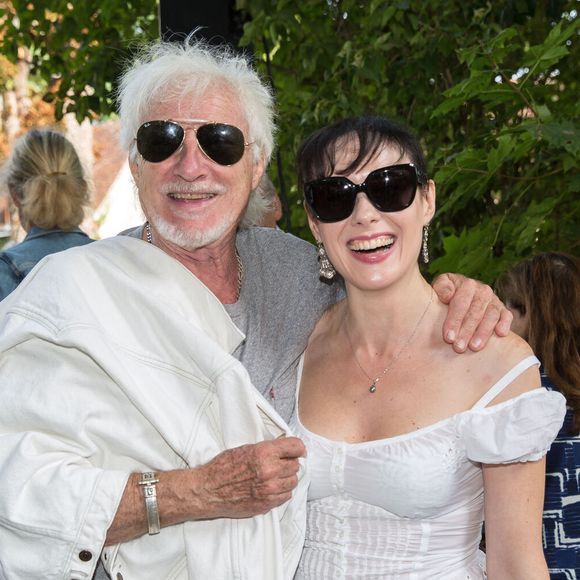Malgré la souffrance que provoque ce douloureux constat, le chanteur a décidé de redorer son image lui-même en annonçant une grande tournée à venir. 

Hugues Aufray et Murielle Megevand assistant au 22e Foret Des Livres à Chanceaux-près-Loches, France, le 27 août 2017. Photo par Pascal Avenet/Abaca