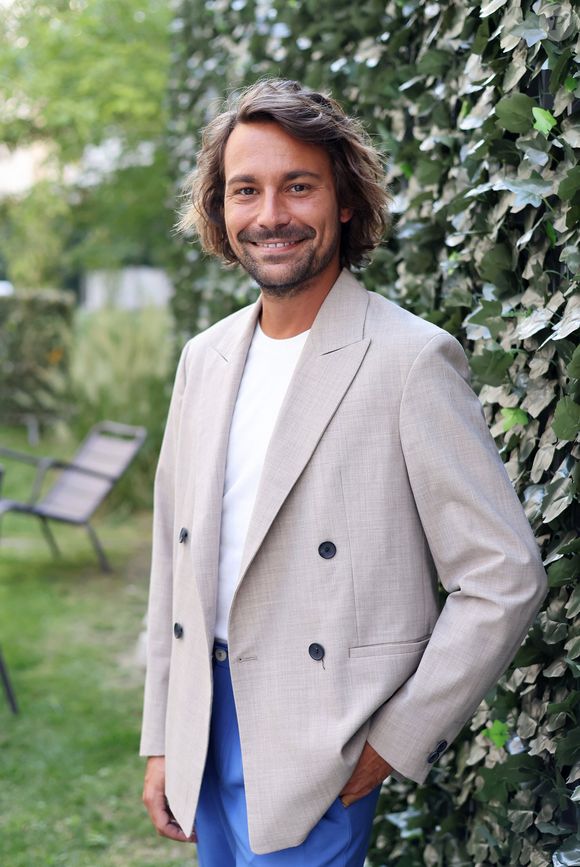 Finalement, Bertrand Chameroy va définitivement succéder à l'humoriste cette saison Exclusif - Bertrand Chameroy - L'équipe de la nouvelle saison de l'émission "C à Vous" le 7 septembre 2023. © Dominique Jacovides / Bestimage