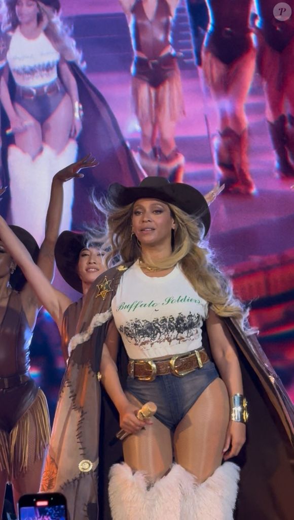 "Elle a été rapidement descendue et personne n'a été blessé. Le spectacle s'est poursuivi sans incident" a précisé son équipe, Parkwood Entertainment, dans un communiqué posté le lendemain de cette déconvenue.

Paris, FRANCE  Miley Cyrus shows up on stage and joins Beyoncé on her Cowboy Carter Tour show in Paris le19/06/2025 © Backgrid USA / Bestimage