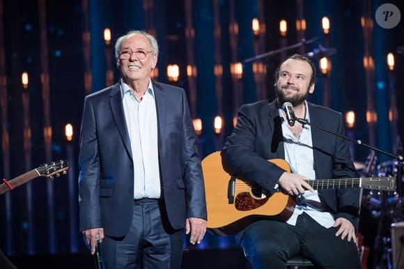Exclusif -  Maxime Le Forestier et son fils Arthur - Enregistrement de l'émission "Rendez vous avec Julien Clerc" au Théâtre du Châtelet à Paris, qui sera diffusée le 29 novembre sur France 3. Le 24 octobre 2019. 
© Cyril Moreau / Bestimage