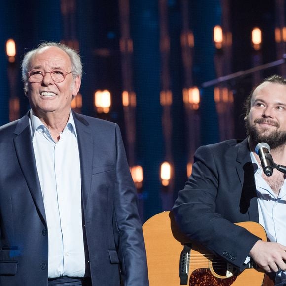 Exclusif -  Maxime Le Forestier et son fils Arthur - Enregistrement de l'émission "Rendez vous avec Julien Clerc" au Théâtre du Châtelet à Paris, qui sera diffusée le 29 novembre sur France 3. Le 24 octobre 2019. 
© Cyril Moreau / Bestimage