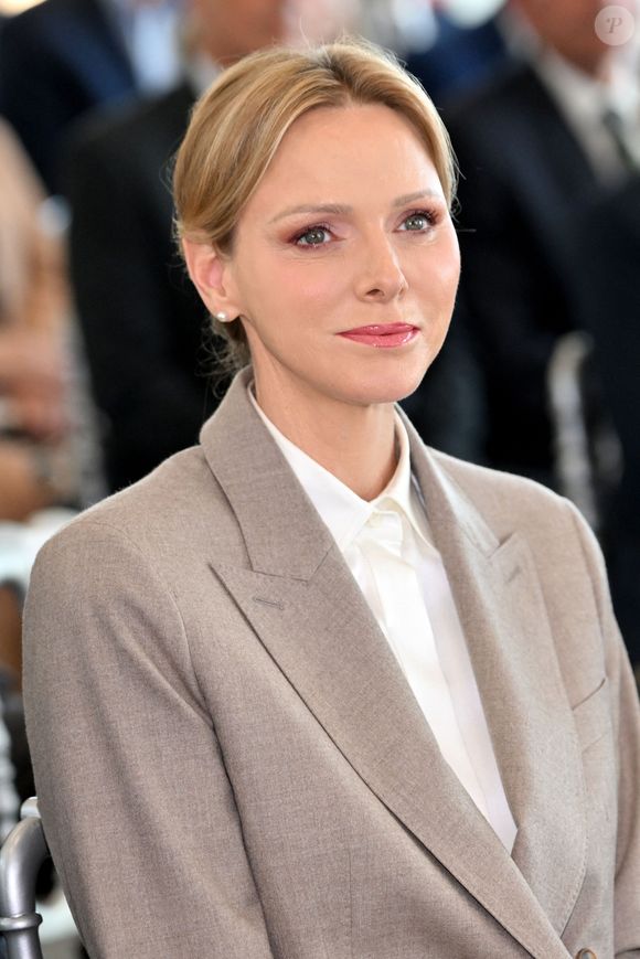 Le prince Albert II de Monaco et la princesse Charlene ont visité en compagnie de M. Thomas Bataglione, l'administrateur et directeur général de la SMEG, le nouveau siège social de la société, installé dans le quartier de Fontvieille à Monaco, le 15 octobre 2025. © Bruno Bebert / Bestimage