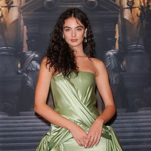La fille de Monica Bellucci et Vincent Cassel arborait une création couture Dior, en satin vert sauge.

Deva Cassel - Avant-première du film "Le Fantôme de l'Opéra" au cinéma Pathé Palace à Paris le 12 octobre 2026. 

© Coadic Guirec/Bestimage