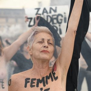 La chanteuse Lio lors d'un rassemblement FEMEN pour protester contre les violences faites aux femmes devant le musée du Louvre, à Paris, France, le 24 novembre 2024. Photo by Florian Poitout/ABACAPRESS.COM