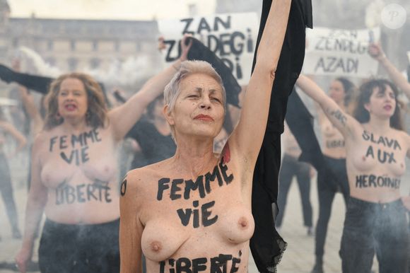 La chanteuse Lio lors d'un rassemblement FEMEN pour protester contre les violences faites aux femmes devant le musée du Louvre, à Paris, France, le 24 novembre 2024. Photo by Florian Poitout/ABACAPRESS.COM
