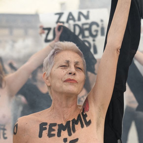 La chanteuse Lio lors d'un rassemblement FEMEN pour protester contre les violences faites aux femmes devant le musée du Louvre, à Paris, France, le 24 novembre 2024. Photo by Florian Poitout/ABACAPRESS.COM
