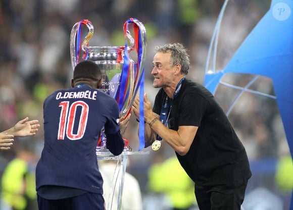 Fussball, Herren, Champions League, Saison 2024/2025, Paris Saint-Germain - Inter Mailand, Finale, UEFA Champions League Final 2025, Allianz Arena Luis Enrique, Trainer (FC Paris Saint-Germain) kann die Pokalübergabe gar nicht erwarten hier mit Ousmane Dembele (FC Paris Saint-Germain) (li.)
