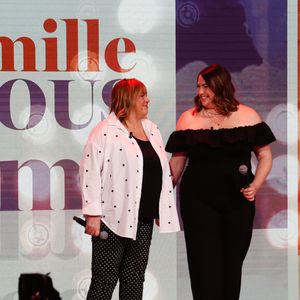 Exclusif - Michèle Bernier et sa fille Charlotte Gaccio lors de l'enregistrement de l'émission "Famille je vous aime" présentée par M. Drucker et qui sera diffusée le 13 juin 2025 sur France 3, aux Studios rive gauche à Paris, France, le 14 avril 2025. © Clovis-Gaffiot/Bestimage
Tout au long de sa carrière, Michel Drucker a interviewé les parents de ses invités pour comprendre leur parcours. Il a tissé des liens avec chacune de leur famille. Voilà comment est née l'idée de " Famille je vous aime ".

Cette émission diffusée en prime time sur France 3, entre la Fête des Mères et la Fête des Pères, a pour thème principal la transmission.

La famille a toujours inspiré les artistes que ce soit en chanson ou en humour. Gad Elmaleh, le parrain de cette première émission sera accompagné de Régine et David, ses parents. Il y aura également Dany Brillant, Anne Roumanoff, Roman Doduick et leur maman, Michèle Bernier, Laurent Voulzy, Gérard Lanvin, Louis Chedid, Michel et Beatrice Leeb et leurs enfants, mais aussi David Hallyday et Olivier de Benoist dont les récents spectacles abordent ce sujet.

Entre émotion et fous rires, nous n'avons pas fini d'aimer ces drôles de Familles !