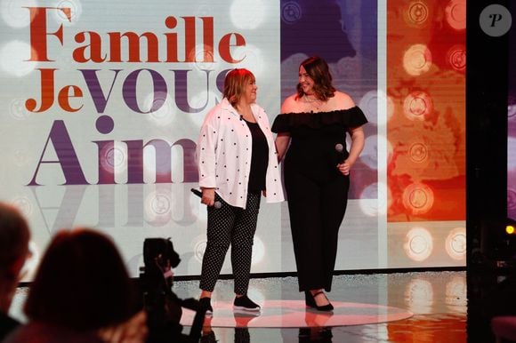 Exclusif - Michèle Bernier et sa fille Charlotte Gaccio lors de l'enregistrement de l'émission "Famille je vous aime" présentée par M. Drucker et qui sera diffusée le 13 juin 2025 sur France 3, aux Studios rive gauche à Paris, France, le 14 avril 2025. © Clovis-Gaffiot/Bestimage
Tout au long de sa carrière, Michel Drucker a interviewé les parents de ses invités pour comprendre leur parcours. Il a tissé des liens avec chacune de leur famille. Voilà comment est née l'idée de " Famille je vous aime ".

Cette émission diffusée en prime time sur France 3, entre la Fête des Mères et la Fête des Pères, a pour thème principal la transmission.

La famille a toujours inspiré les artistes que ce soit en chanson ou en humour. Gad Elmaleh, le parrain de cette première émission sera accompagné de Régine et David, ses parents. Il y aura également Dany Brillant, Anne Roumanoff, Roman Doduick et leur maman, Michèle Bernier, Laurent Voulzy, Gérard Lanvin, Louis Chedid, Michel et Beatrice Leeb et leurs enfants, mais aussi David Hallyday et Olivier de Benoist dont les récents spectacles abordent ce sujet.

Entre émotion et fous rires, nous n'avons pas fini d'aimer ces drôles de Familles !