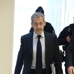 Nicolas Sarkozy arrive au tribunal pour les réquisitoires dans le cadre de son procès des soupçons de financement libyen de sa campagne éléctorale de 2007, le 26 mars 2025. 
© Denis Guignebourg / Bestimage