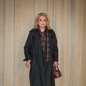 Catherine Deneuve au photocall de la soirée d'inauguration de la nouvelle résidence de la maison Roger Vivier au cœur de Saint-Germain-des-Prés à Paris lors de la fashion week le 2 octobre 2025.

© Lucia Sabatelli / Bestimage