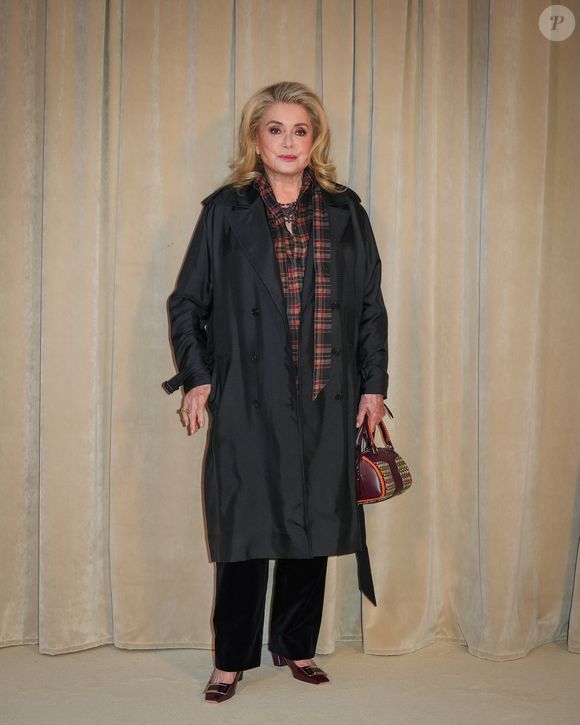 Catherine Deneuve au photocall de la soirée d'inauguration de la nouvelle résidence de la maison Roger Vivier au cœur de Saint-Germain-des-Prés à Paris lors de la fashion week le 2 octobre 2025.

© Lucia Sabatelli / Bestimage