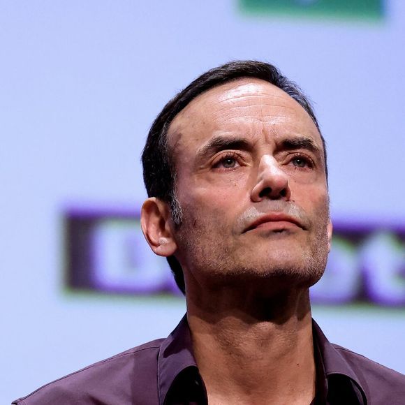 Pourtant, Alain Delon sent qu'il n'est pas à sa place et à 17 ans, il décide de s'engager dans les fusiliers marins en Indochine.

Anthony Delon, lors de la clôture du Festival Lumière de Lyon, qui a rendu un hommage tout particulier à son père, Alain Delon, en projetant "Plein Soleil" de René Clément. Halle Tony Garnier, à Lyon, France. © Dominique Jacovides/Bestimage