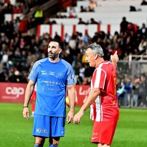 Adil Rami durant la première édition du « match des légendes » opposant l'équipe des Légendes, les anciens de Cannes, à l'équipe des Etoiles avec pour capitaine Didier Deschamps, au stade Pierre de Coubertin à Cannes, le 30 octobre 2025. Les Légendes cannoises, coachées par Luis Fernandez et supportées par Zinedine Zidane qui portait les couleurs cannoises, mais qui n'a pas joué, ont remporté le match 3 à 2. Tous les bénéfices de la soirée seront reversés aux associations les Etoiles de l'Espoir, à l'association Adrien et à l'association Clin d'Oeil, qui oeuvrent pour les plus démunis et la jeunesse. © Bruno Bebert / Dominique Jacovides / Bestimage