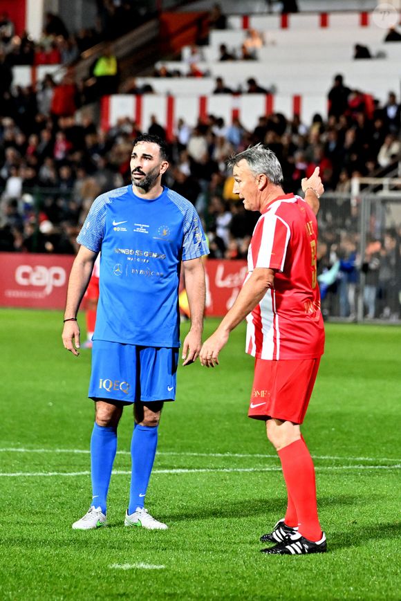 Adil Rami durant la première édition du « match des légendes » opposant l'équipe des Légendes, les anciens de Cannes, à l'équipe des Etoiles avec pour capitaine Didier Deschamps, au stade Pierre de Coubertin à Cannes, le 30 octobre 2025. Les Légendes cannoises, coachées par Luis Fernandez et supportées par Zinedine Zidane qui portait les couleurs cannoises, mais qui n'a pas joué, ont remporté le match 3 à 2. Tous les bénéfices de la soirée seront reversés aux associations les Etoiles de l'Espoir, à l'association Adrien et à l'association Clin d'Oeil, qui oeuvrent pour les plus démunis et la jeunesse. © Bruno Bebert / Dominique Jacovides / Bestimage