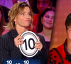 Et c'est à leurs côtés, donc, qu'il a pu découvrir, avec beaucoup de fierté, qu'il a obtenu non pas 1, non pas 2, mais 3 "10" à l'issue de sa performance !
Adil Rami et ses jumeaux dans "Danse avec les stars", capture d'écran TF1