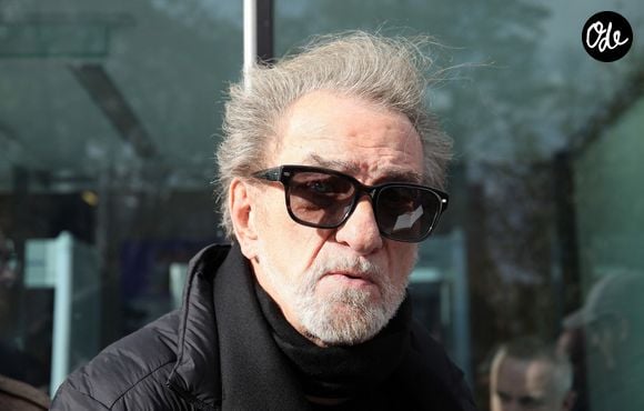 Exclusif - Eddy Mitchell quitte les studios de Radio France à Paris le 7 novembre 2022 © Jonathan Rebboah / Panoramic / Bestimage