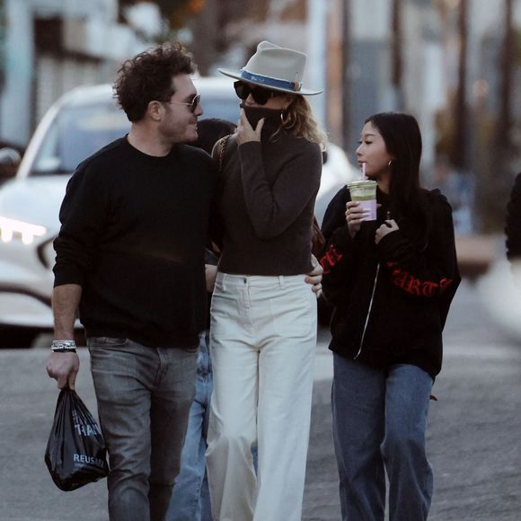 Exclusif - Laeticia Hallyday est allée déjeuner avec son nouveau compagnon Frédéric et ses filles Jade et Joy à Venice le 17 janvier 2025.
Laeticia reprend peu à peu ses marques et ses habitudes depuis son retour à Los Angeles, notamment grâce à Frédéric, qui l'aide à surmonter les épreuves de ce début d'année 2025. En effet, le couple a rejoint Jade et Joy en milieu d’après-midi Venice, CA  pour un déjeuner tardif chez Gjelina, un restaurant branché au style minimaliste que Laeticia avait l'habitude de fréquenter.
Tout en cherchant à reprendre un rythme de vie normal pour apaiser le stress qui pèse sur ses filles quant à leur avenir, on peut voir Laeticia réconforter Joy. Pendant ce temps, Frédéric esquisse ici et là quelques sourires en compagnie de Laeticia, qui ne manque pas de le prendre dans ses bras pour se réconforter.