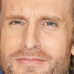 "J'arrive vers lui et je lui dis : 'Excuse me, is it possible to do a picture ?' Et là, il me dit non, mais avec tellement de classe et un grand sourire que j'étais juste content : j'avais parlé avec Brad Pitt."

Philippe Lacheau - Avant-première du film "Mauvaise pioche" au Publicis Cinémas à Paris le 23 mars 2026. © Coadic Guirec/Bestimage