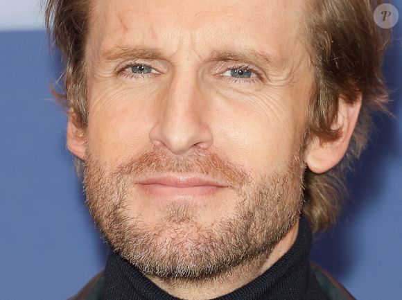 "J'arrive vers lui et je lui dis : 'Excuse me, is it possible to do a picture ?' Et là, il me dit non, mais avec tellement de classe et un grand sourire que j'étais juste content : j'avais parlé avec Brad Pitt."

Philippe Lacheau - Avant-première du film "Mauvaise pioche" au Publicis Cinémas à Paris le 23 mars 2026. © Coadic Guirec/Bestimage