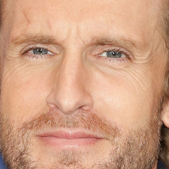 "J'arrive vers lui et je lui dis : 'Excuse me, is it possible to do a picture ?' Et là, il me dit non, mais avec tellement de classe et un grand sourire que j'étais juste content : j'avais parlé avec Brad Pitt."

Philippe Lacheau - Avant-première du film "Mauvaise pioche" au Publicis Cinémas à Paris le 23 mars 2026. © Coadic Guirec/Bestimage