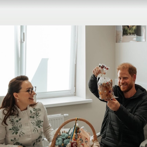 À son retour en Californie, il a rapporté une brioche de Pâques offerte par des grand-mères ukrainiennes.

Capture Instagram Meghan Markle