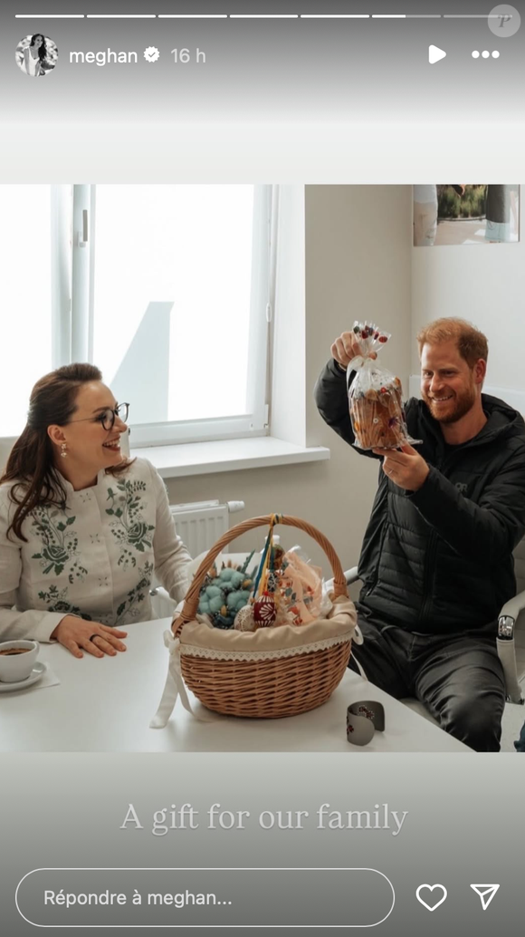 À son retour en Californie, il a rapporté une brioche de Pâques offerte par des grand-mères ukrainiennes.

Capture Instagram Meghan Markle