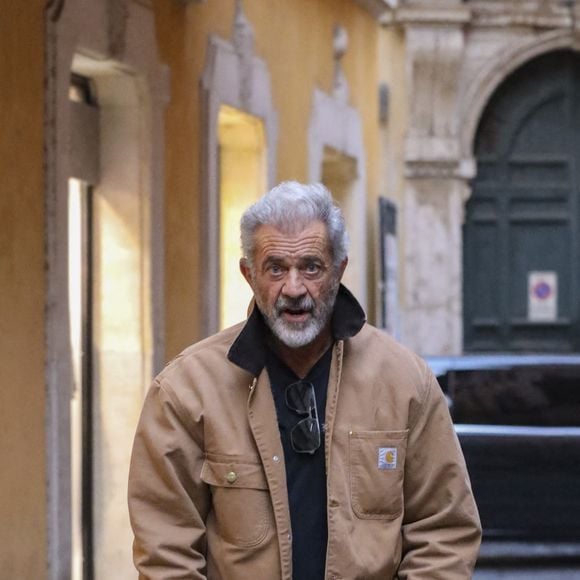 Mel Gibson est photographiée alors qu'elle se promène dans les ruelles de Rome, en Italie, le 16 novembre 2025. L'acteur américain et icône du cinéma mondial se promène dans la ville. Photo by G. D'Angelo/IPA/ABACAPRESS.COM