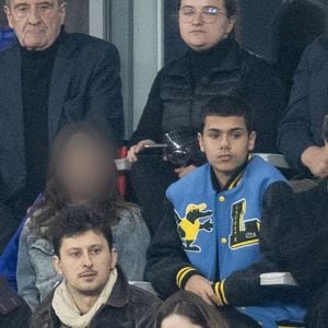 Pierre Lescure, Jamel Debbouze avec sa femme Mélissa Theuriau et leurs deux enfants Leon Debbouze et Lila Debbouze - Célébrités dans les tribunes du quart de finale de la Ligue des Nations de l'UEFA 2025 "France - Croatie (2-0 / tab 5-4)" au Stade de France à Saint-Denis le 23 mars 2025. © Cyril Moreau/Bestimage
