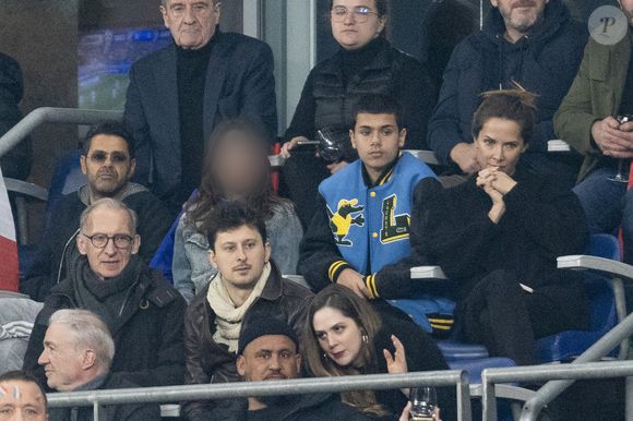 Pierre Lescure, Jamel Debbouze avec sa femme Mélissa Theuriau et leurs deux enfants Leon Debbouze et Lila Debbouze - Célébrités dans les tribunes du quart de finale de la Ligue des Nations de l'UEFA 2025 "France - Croatie (2-0 / tab 5-4)" au Stade de France à Saint-Denis le 23 mars 2025. © Cyril Moreau/Bestimage