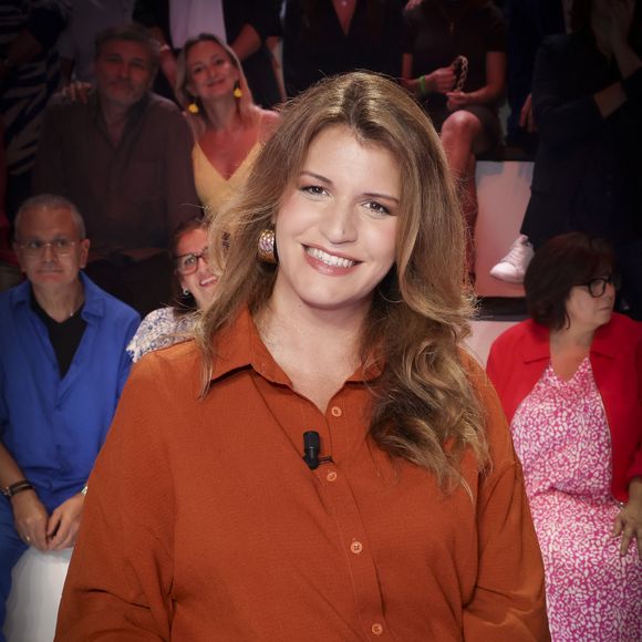 Une heureuse nouvelle pour elle et son époux Matthias Savignac.

Exclusif - Marlène Schiappa - Portraits des chroniqueurs lors de la nouvelle émission "Tout beau, tout n9uf" présentée par C. Hanouna sur W9 à Paris le 1er septembre 2025. © Jack Tribeca / Bestimage