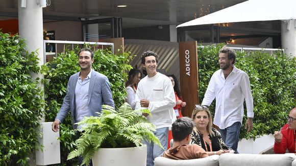Louis Kretz,Valentin Kretz et Martin Kretz - La famille Kretz en tournage au village lors des Internationaux de France de tennis de Roland Garros 2024, à Paris, France, le 1er juin 2024. © Chryslene Caillaud/Panoramic/Bestimage