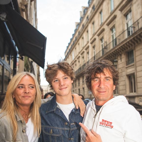 Cet instant privilégié s'inscrit dans la continuité de la complicité unique que la créatrice entretient avec le jeune homme. 

Exclusif - Marie Poniatowski et son mari Pierre Rambaldi, Roman (fils de Marc Lavoine et Sarah Poniatowski) - Cocktail pour le lancement de la collaboration entre Stone Paris (Marie Poniatowski) et Thea Jewelry (Émilie Duchêne) à Paris le 24 mai 2023.
© Sam Delpech / Bestimage
