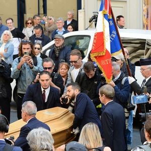 Ce moment d’adieu a scellé le dernier voyage de l’actrice, saluée comme une figure éternelle du cinéma.

Cercueil de la défunte - Obsèques de Claudia Cardinale en l’église Saint-Roch de Paris, France, le 30 septembre 2025. © Bestimage