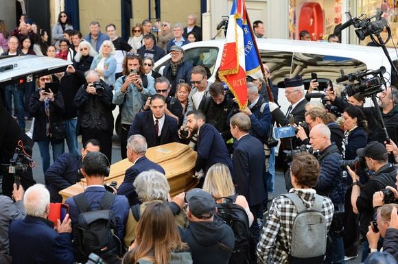 Ce moment d’adieu a scellé le dernier voyage de l’actrice, saluée comme une figure éternelle du cinéma.

Cercueil de la défunte - Obsèques de Claudia Cardinale en l’église Saint-Roch de Paris, France, le 30 septembre 2025. © Bestimage