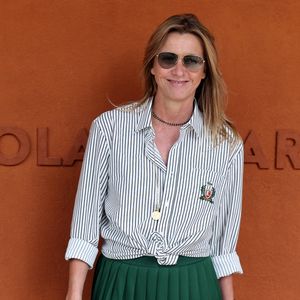 Entre canapés colorés, miroir XXL, bois lambrissé et lustre spectaculaire, chaque pièce mêle confort et élégance.

Sarah Poniatowski (Lavoine) - Les célébrités au village lors des Internationaux de France de Tennis de Roland Garros le 1er juin 2025. © Dominique Jacovides / Bestimage
