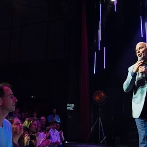 Michel Fugain aux 40 ans de carrière de Michel Leeb sur la scène du théâtre André Malraux à Rueil-Malmaison le 24 octobre 2017. © Pierre Perusseau/Bestimage