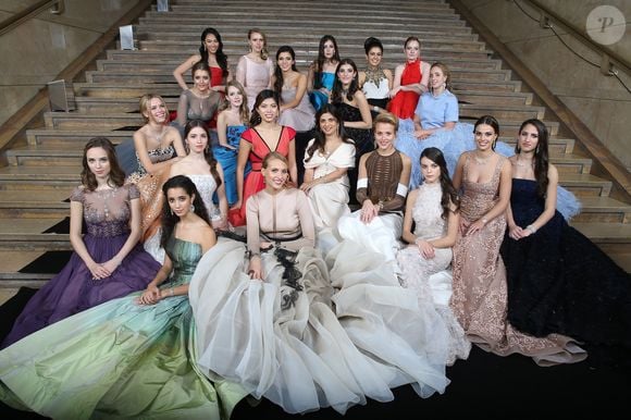 Exclusif - La comtesse Gloria de Limburg-Stirum (robe Zuhair Murad, bijoux Payal New York), Iman Pérez (robe Jean Paul Gaultier Paris, bijoux Payal New York), la comtesse Victoria von Faber-Castell (robe Stéphane Rolland Haute Couture, bijoux Payal New York), la comtesse Sarah von Faber-Castell (robe Stéphane Rolland Haute Couture, bijoux Payal New York), Sonia Ben Ammar (robe Chanel Haute Couture, bijoux Payal New York), Inês de Bragança (robe Elie Saab Haute Couture, bijoux Payal New York), Kareen Fares (robe Ralph & Russo, bijoux Payal New York), Madeleine Thompson (robe Lanvin, bijoux Payal New York), Vanessa Lauren Wang (robe J. Mendel, bijoux Payal New York), Almudena Lapique (robe Jorge Vázquez, bijoux Payal New York), Skye McCaw (robe Oscar de la Renta, bijoux Payal New York), Natalia Fares (robe Ralph & Russo, bijoux Payal New York), Olivia Hallisey (robe Giambattista Valli Haute Couture, bijoux Payal New York), Zofia Krasicki v Siecin (robe Oglia-Loro, bijoux Payal New York), Dominique Cojuangco (robe Vivienne Westwood Couture, bijoux Payal New York), Klió Kosuth (robe Georges Hobeika Couture, bijoux Payal New York), Aliénor de Chabot-Tramecourt (robe Ralph Lauren, bijoux Payal New York), la princesse Anastasia Pallavicini, duchesse Diaz della Vittoria (robe Roberto Capucci, bijoux Payal New York), Zara Fistolera (robe Alexander McQueen, bijoux Payal New York), Tara Sackler-Hunt (robe Delphine Manivet, bijoux Payal New York) - Photo de groupe - Vingt-troisième édition du Bal au Palais de Chaillot à Paris, le 28 novembre 2015. Les débutantes sont maquillées par M.A.C Cosmetics et coiffées par Alexandre de Paris sous la direction artistique de Jean-Luc Minetti. Christian Louboutin est le chausseur des jeunes filles. A partir de 2015, le Bal soutient Seleni Institute (www.seleni.org), une association à but non lucratif, basée à New York, qui vient en aide aux mères, et plus spécialement aux mères adolescentes. Depuis 2009, le Bal est donné au profit d'Enfants d'Asie, dont la mission est de développer la scolarisation des jeunes filles défavorisées d'Asie du Sud-Est. Le joaillier Payal New York, le groupe Renault et l'Hôtel de Crillon parrainent le Bal qui marque l'entrée dans le monde de la Couture et des Médias de jeunes filles venues du monde entier.
© Le Bal/Jacovides/Borde/Moreau/Bestimage - Remerciements : Bijoux par Payal New York, Maquillage Mac Cosmetics, Coiffure Alexandre de Paris sous la direction artistique de jean-Luc Minetti, Chaussures par Christian Louboutin. Au profit de Seleni Institute : www.seleni.org