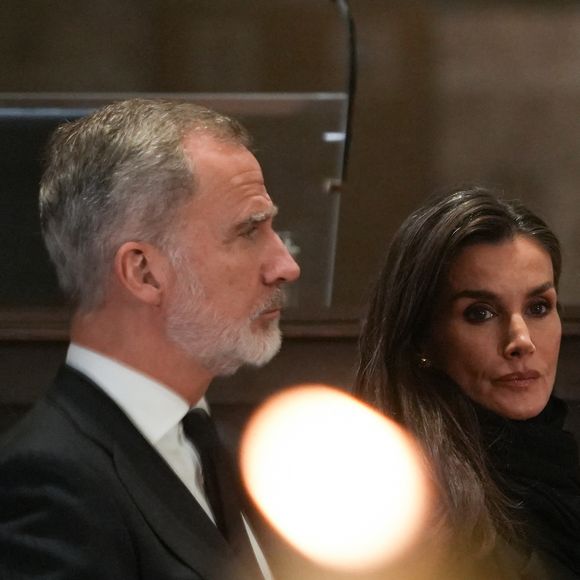 Le roi Felipe VI d'Espagne et la reine Letizia lors d'une messe pour les victimes des inondations causées par le phénomène DANA à la cathédrale de Valence le 9 décembre 2024.