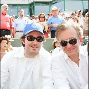 Le PDG de LVMH a aussi réussi sa famille, à la tête d'une tribu de 5 enfants Delphine, Antoine, Alexandre, Frédéric et Jean

Bernard Arnault et son aîné Antoine à Roland-Garros en 2006. © RINDOFF-MACAULT / BESTIMAGE