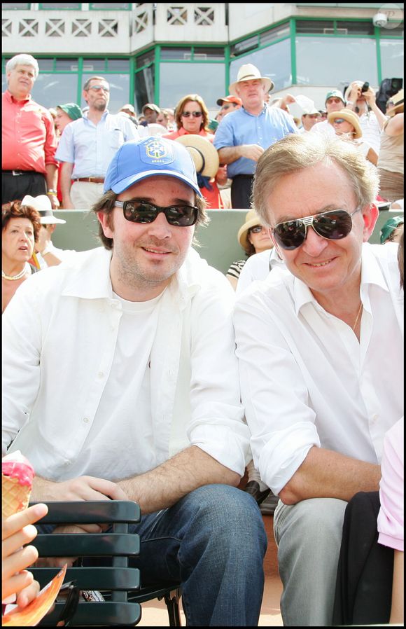 Le PDG de LVMH a aussi réussi sa famille, à la tête d'une tribu de 5 enfants Delphine, Antoine, Alexandre, Frédéric et Jean

Bernard Arnault et son aîné Antoine à Roland-Garros en 2006. © RINDOFF-MACAULT / BESTIMAGE
