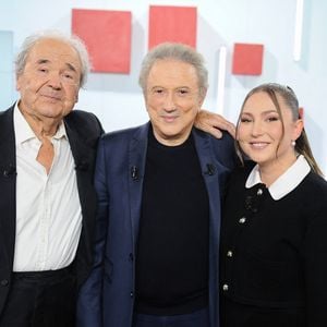 Pierre Perret reviendra sur sa longue carrière et sur son récent triple album Une vie d’humour et de tendresse.

Exclusif - Pierre Perret, Michel Drucker et Linh lors de l'enregistrement de l'émission Vivement Dimanche, au studio Rive gauche, à Paris, France, le 22 octobre 2025, présentée par M.Drucker, diffusée sur France 3 le 16 novembre 2025. © Guillaume Gaffiot/Bestimage