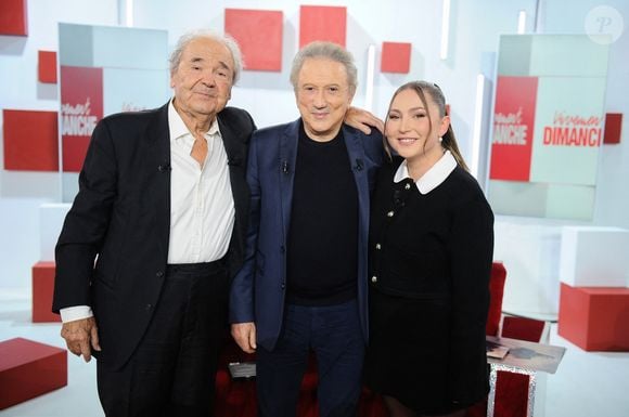 Pierre Perret reviendra sur sa longue carrière et sur son récent triple album Une vie d’humour et de tendresse.

Exclusif - Pierre Perret, Michel Drucker et Linh lors de l'enregistrement de l'émission Vivement Dimanche, au studio Rive gauche, à Paris, France, le 22 octobre 2025, présentée par M.Drucker, diffusée sur France 3 le 16 novembre 2025. © Guillaume Gaffiot/Bestimage
