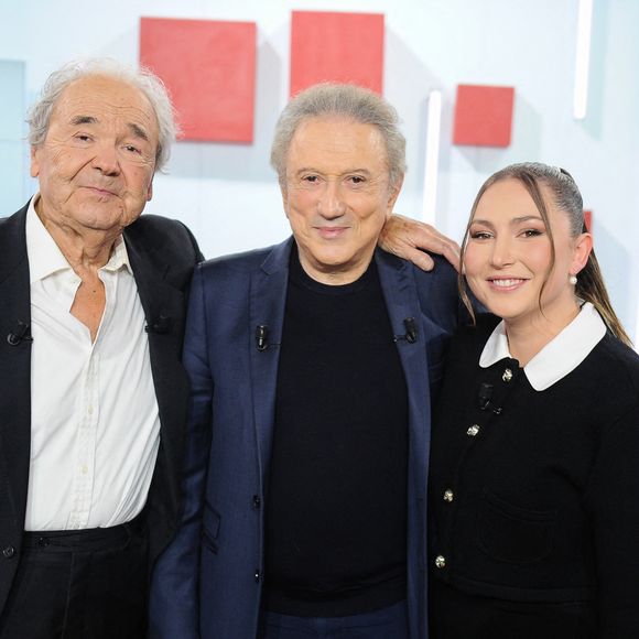 Pierre Perret reviendra sur sa longue carrière et sur son récent triple album Une vie d’humour et de tendresse.

Exclusif - Pierre Perret, Michel Drucker et Linh lors de l'enregistrement de l'émission Vivement Dimanche, au studio Rive gauche, à Paris, France, le 22 octobre 2025, présentée par M.Drucker, diffusée sur France 3 le 16 novembre 2025. © Guillaume Gaffiot/Bestimage