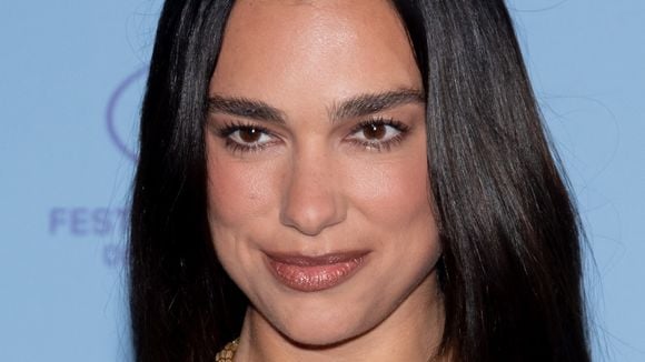 Η Dua Lipa εκμεταλλεύεται τη Νότια Γαλλία: την απόδρασή της σε ένα τυπικό χωριό για να παρακολουθήσει μια όμορφη έκθεση