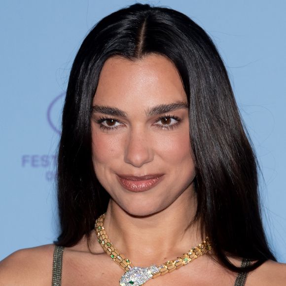 La popstar internationale Dua Lipa profite de son passage sur la French Riviera en marge du Festival de Cannes pour s'offrir de superbes escapades loin de la foule de la Croisette.

Dua Lipa au photocall de la soirée Nespresso X Dua Lipa sur la plage Nespresso lors du 79ème Festival International du Film de Cannes, France.

© Lionel Urman/Bestimage
