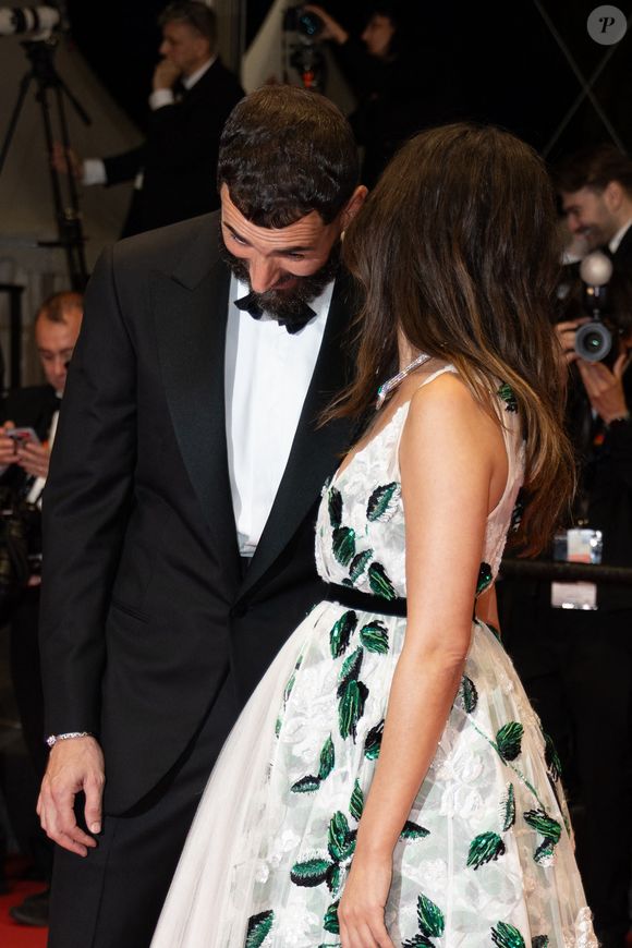 Karim Benzema et sa compagne Lyna Khoudri lors de la montée des marches du film « 13 jours 13 nuits » lors du 78ème Festival International du Film de Cannes. Le 23 mai 2025
© Jacovides-Moreau / Bestimage