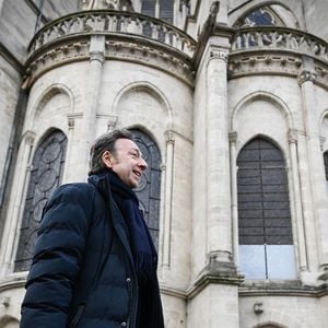 dans un conflit l'opposant à son associé de longue date, Gaël Richard.

Stephane Bern, animatrice et écrivain chargée de la Mission du Patrimoine lors de la visite de Rachida Dati, ministre française de la Culture pour la pose de la première pierre de la flèche de la basilique de Saint-Denis le 14 mars 2025. Photo by Tomas Stevens/ABACAPRESS.COM  France Frankreich Ile-de-France Saint-Denis St Denis Saint Denis 