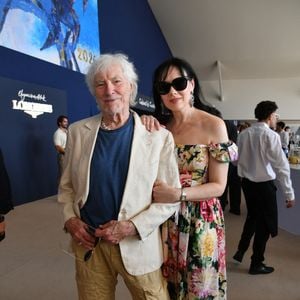 Face caméra, il a tenu à démentir les rumeurs annonçant à tort sa disparition.
Hugues Aufray et sa femme Murielle dans l’espace VIP “le Pavillon Eiffel,” lors de la 12ème édition Longines Paris Eiffel Jumping au pied de la Tour Eiffel sur le Champ-de-Mars à Paris, France le 20 juin 2026.
© Perusseau / Veeren / Bestimage
